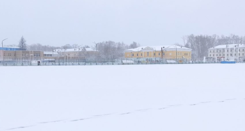 На Центральном стадионе Глазова идет подготовка к зимнему сезону