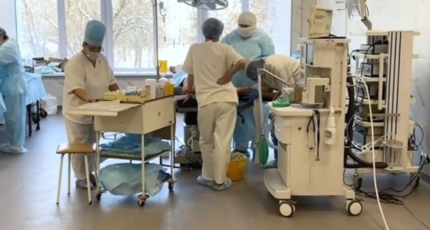 В четырёх обновленных операционных врачи Глазовской межрайонной больницы уже провели 30 операций