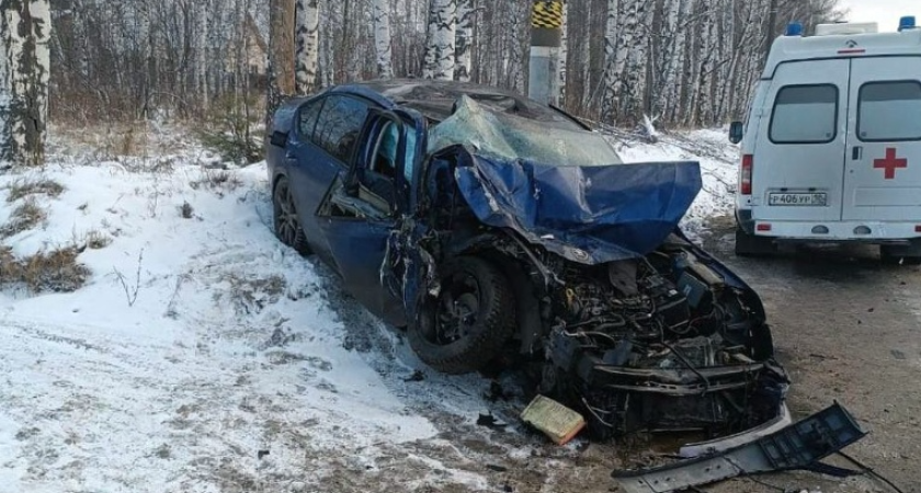 Грузовик и легковушка столкнулись на Воткинском шоссе в Ижевске