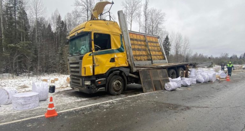 На трассе в Удмуртии перевернулся грузовик с полуприцепом