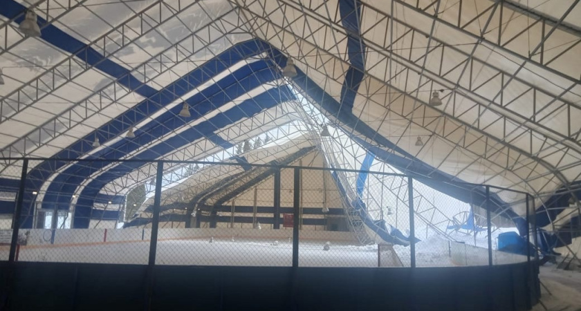 В Якшур-Бодье отремонтируют обвалившуюся крышу ледового катка