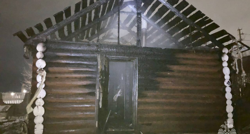 Из-за пожара в бане чуть не загорелись два жилых дома в Удмуртии