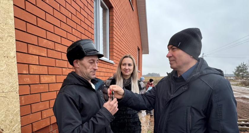 Семьи из Глазовского района получили ключи от новых домов