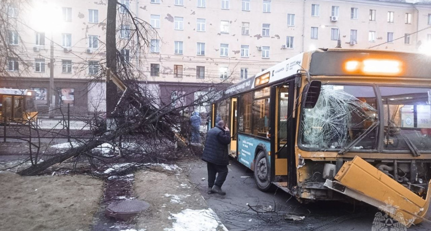 В Ижевске автобус снес школьный забор