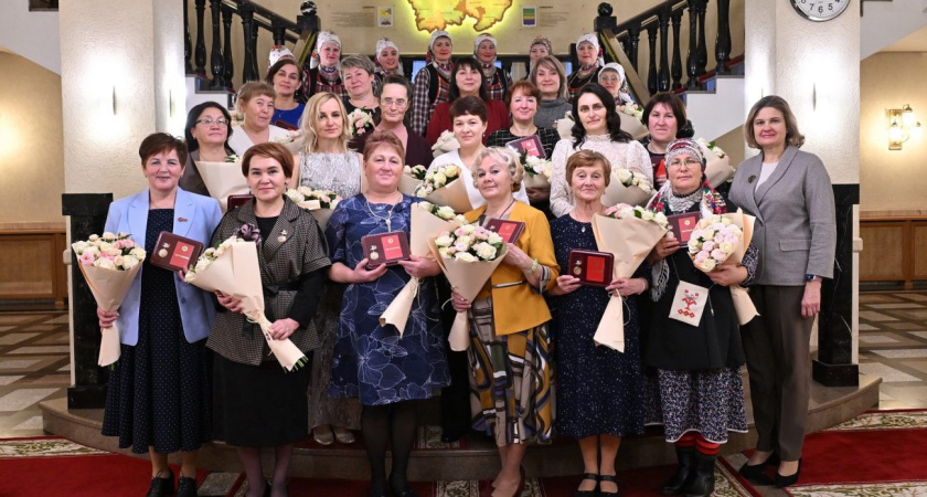 19 многодетных матерей Удмуртии получили знак отличия «Материнская слава»