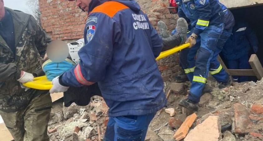 В Глазове женщина упала с пятиметровой высоты