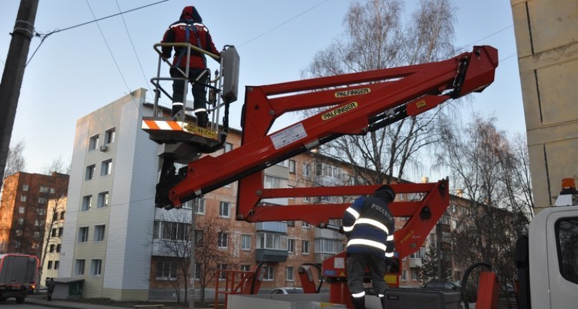 Бригады ремонтников из Глазова прибыли в Воткинск для восстановления уличного освещения