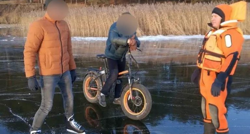 Спасатели Удмуртии настоятельно просят жителей не выходить на тонкий лед