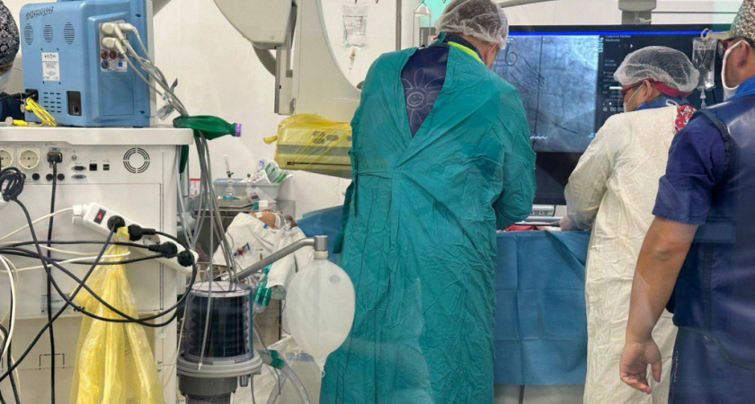 Хирурги впервые в Удмуртии провели две сложные высокотехнологичные операции по транскатетерной имплантации аортального клапана.