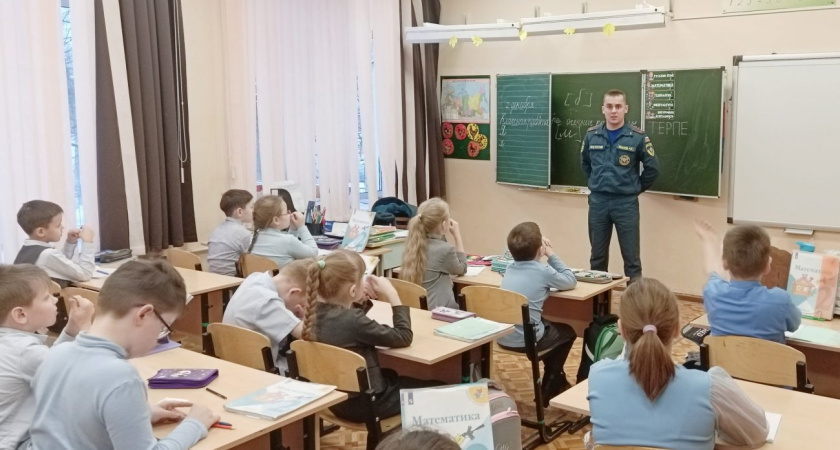 Спасатели Удмуртии рассказывает глазовским школьникам о безопасности на льду