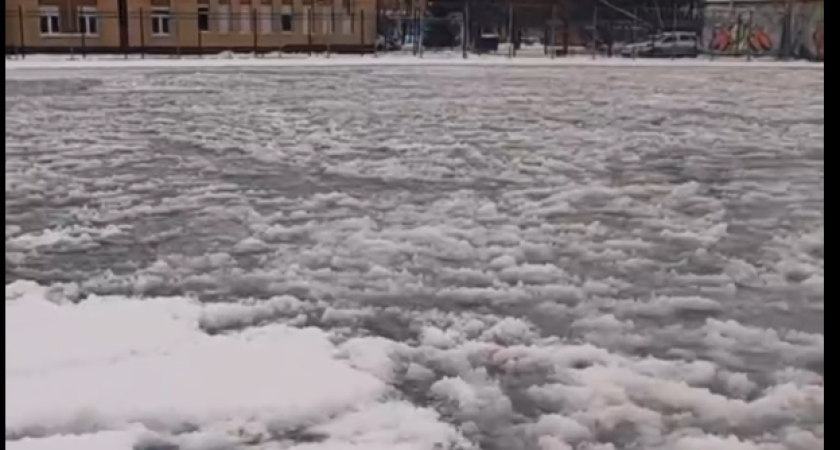 На Центральном стадионе Глазова приступили к заливке катка и хоккейной коробки