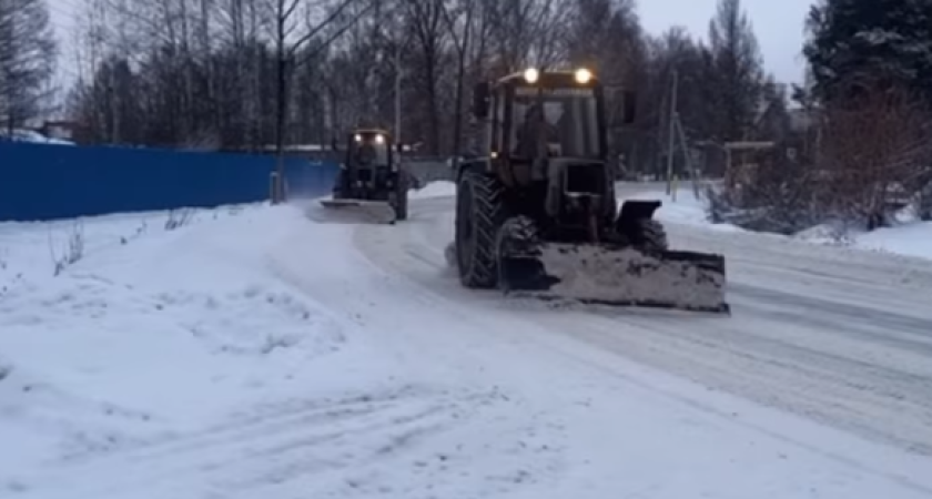 11 единиц техники сегодня работает в Глазове на расчистке дорог и тротуаров
