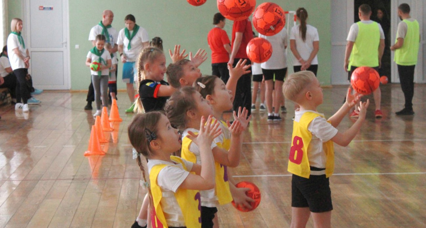 Семейные команды с дошколятами сыграли в гандбол в Глазове