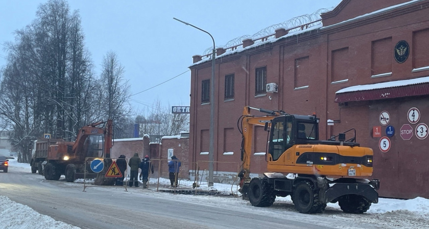 На ул. Молодой Гвардии в Глазове продолжают ремонт теплосети