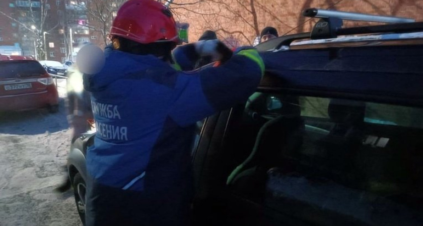 Трёхлетнего ребёнка освободили спасатели из заблокированной машины в Воткинске