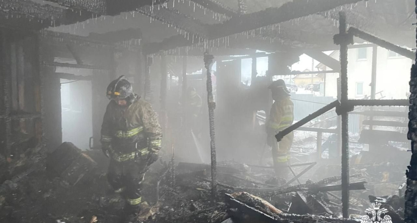 Семья из шестерых человек чуть не погибла на пожаре в Удмуртии