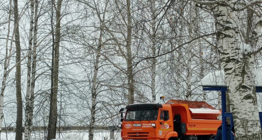 На уборку последствий ночного снегопада вышли дорожные службы Глазова