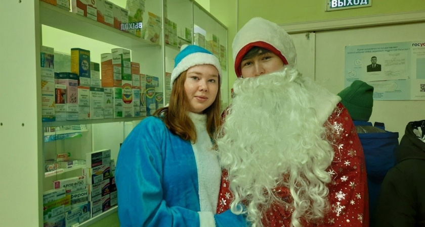 Учащиеся школ Глазовского района стали на время Дедами Морозами и Снегурочками