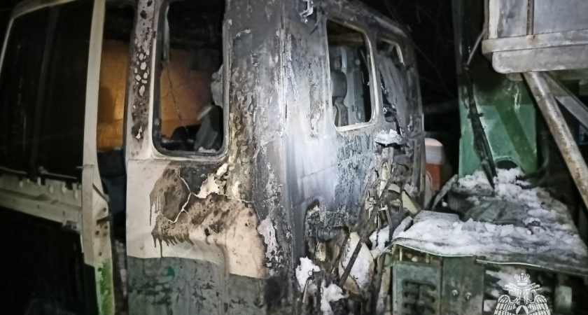 Грузовик и гараж пострадали во время пожара в Удмуртии