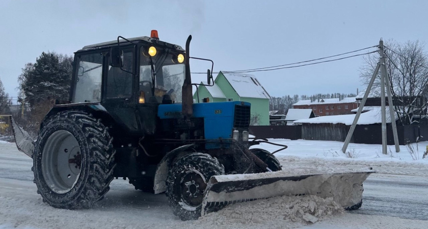 После затяжного снегопада в Глазове на расчистку дорог вышли 11 единиц техники