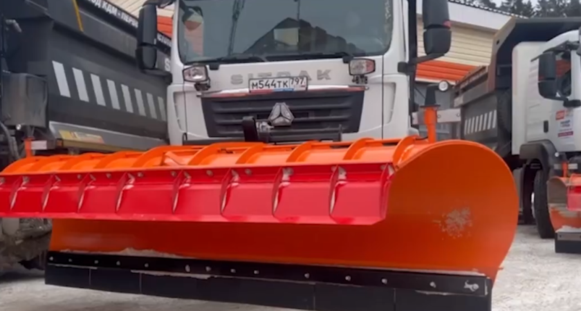 Глазов получил два новых автомобиля для расчистки улиц