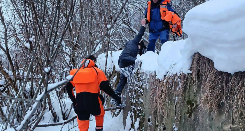 В Глазове подростки чуть не провались под лед на Чепце напротив "Родника"