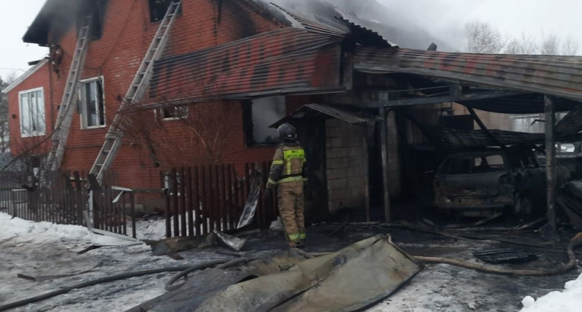 В Удмуртии случился сильный пожар в частном доме