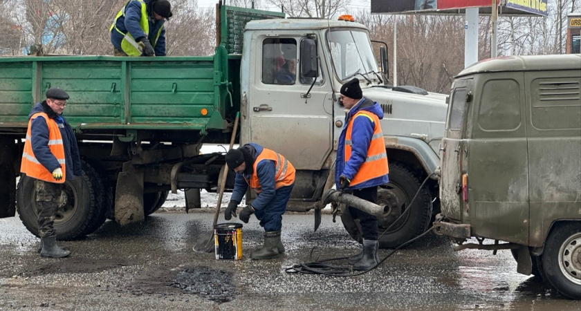 В городе Глазов начали устранять аварийные ямы на дорогах
