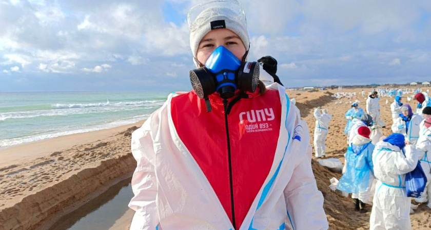 Студенты ГИПУ помогают очищать побережье Анапы от мазута