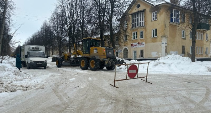 В старом районе Глазова продолжается комплексная расчистка улиц с запретом проезда и парковки