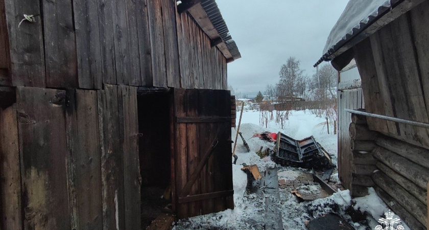 В поселке Игра случился пожар в бане
