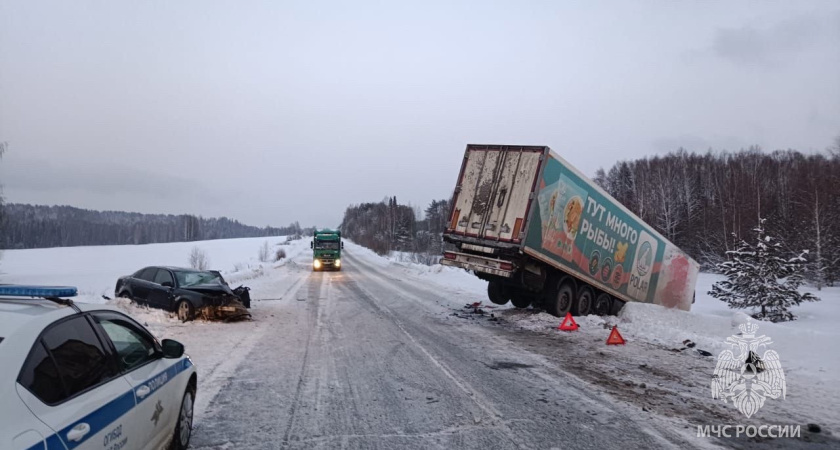 В Удмуртии столкнулись грузовик «МАЗ» и легковушка «Ауди А4»