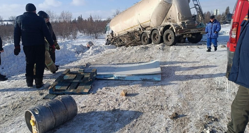 Три грузовика столкнулись на трассе в Удмуртии