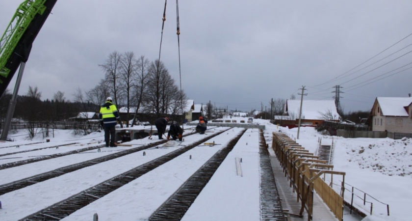 Продолжается ремонт моста через реку Лоза в Игринском районе