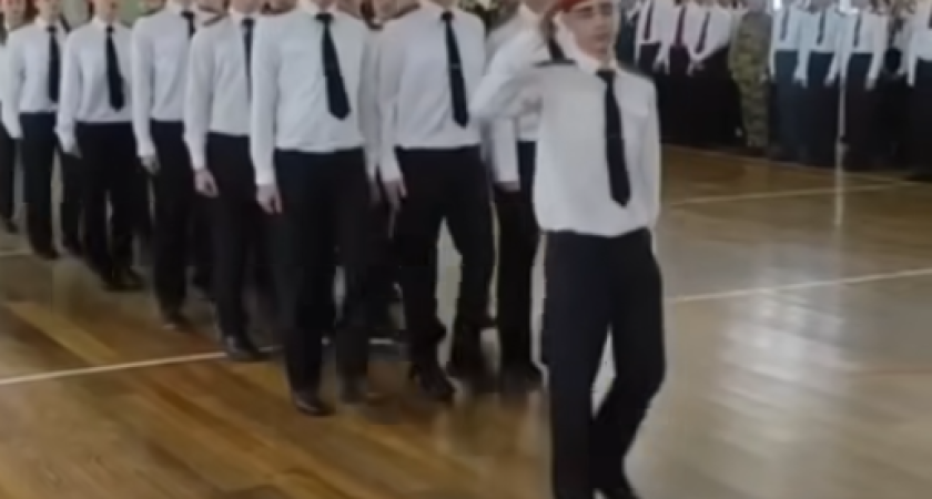 Накануне Дня защитника Отечества в Глазове прошел смотр песни и строя среди школ города