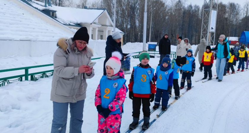 Глазовские дошколята вышли на городские соревнования по лыжным гонкам "Лыжня зовет!" (0+)
