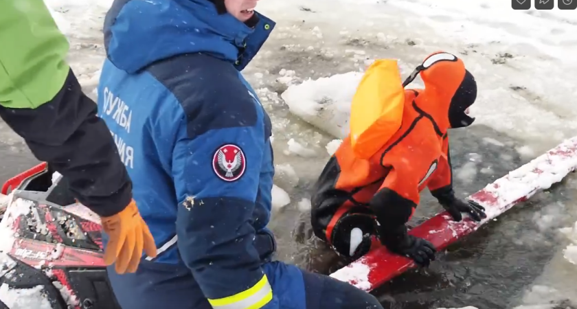 Спасатели Удмуртии достали из-подо льда снегоход