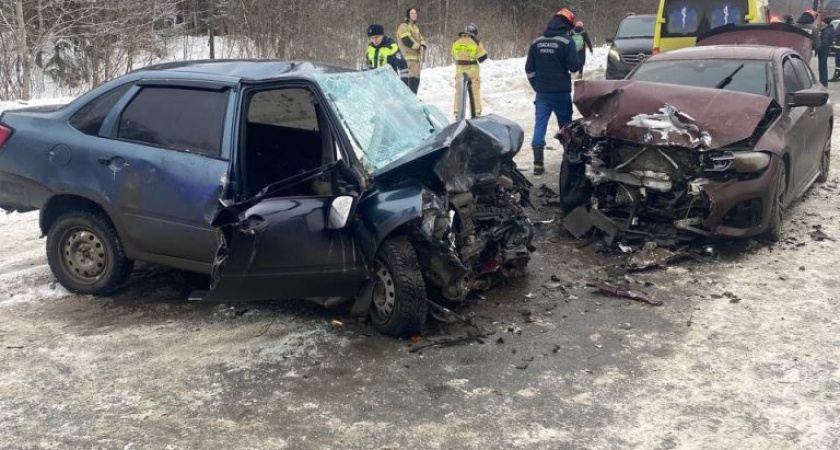 Три человека пострадали при столкновении двух легковушек под Ижевском