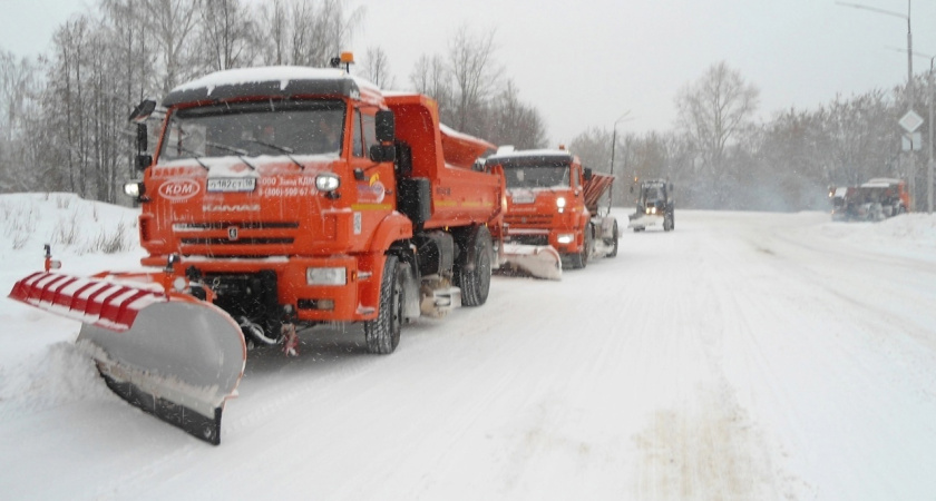 Для чистки снега на дороги Глазова вышли 5 КДМ и 6 тракторов ЖКУ