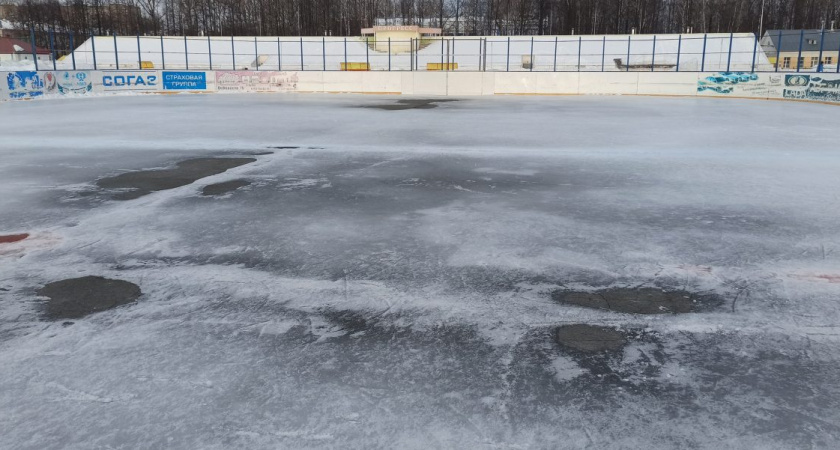 На городском стадионе закрыли каток