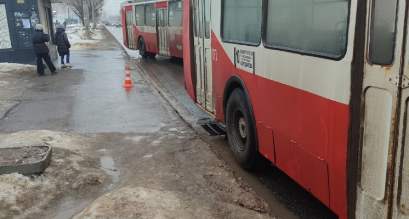 Троллейбус наехал на упавшего на дорогу пешехода в Ижевске