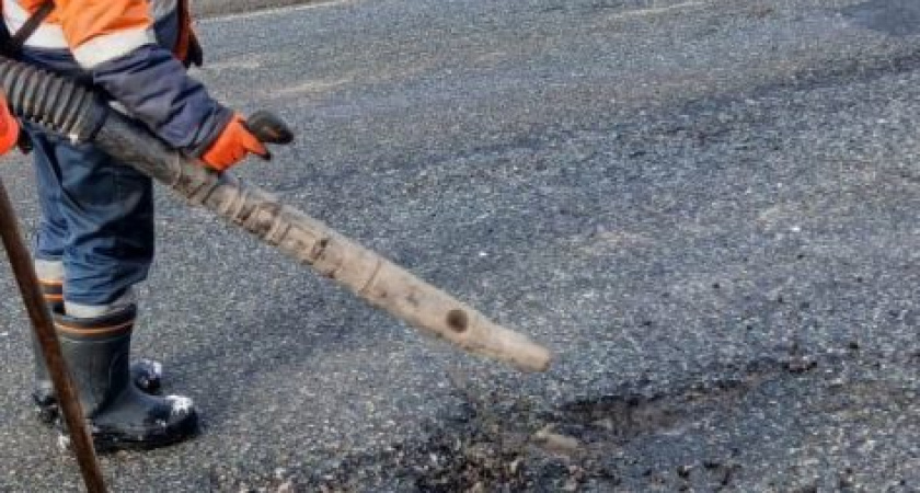 На дорогах Глазовского района продолжается ямочный ремонт