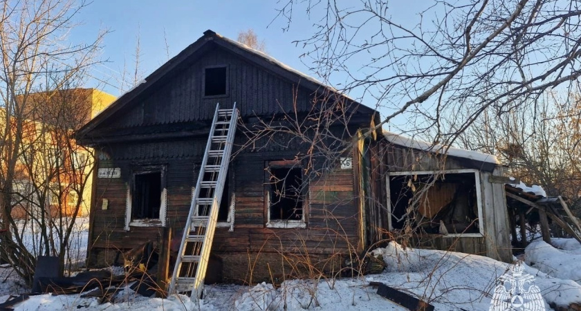 В Глазове вспыхнул пожар в заброшенном доме на улице Драгунова