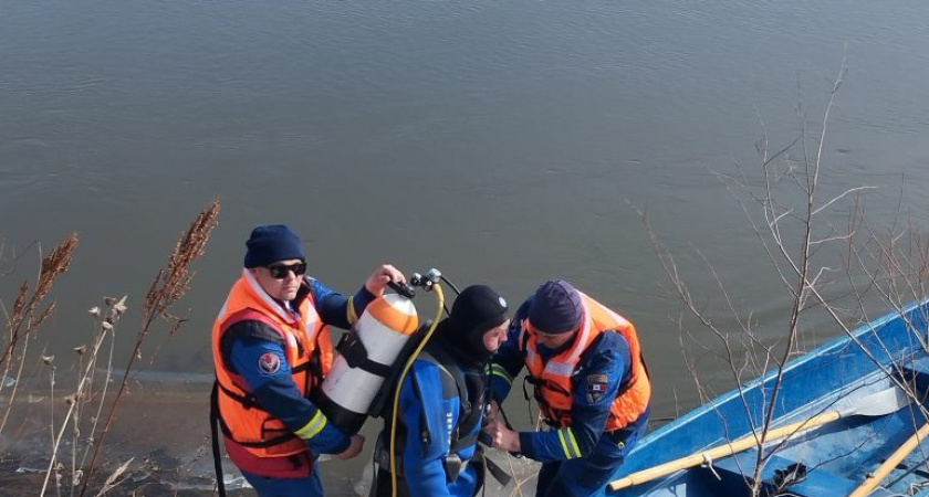 Спасатели Удмуртии продолжают поиски мальчика на реке Сива