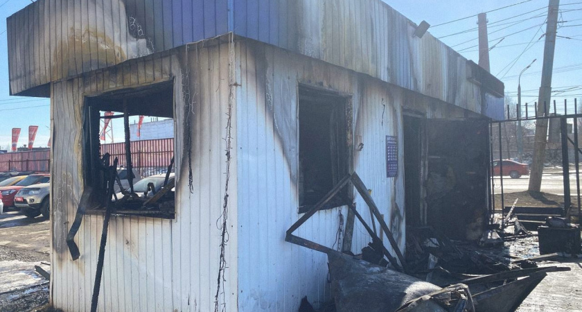 Пожар случился в одном из автосалонов Ижевска