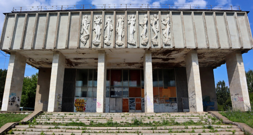 В Глазове снесут здание бывшего молодежного клуба «Родник»
