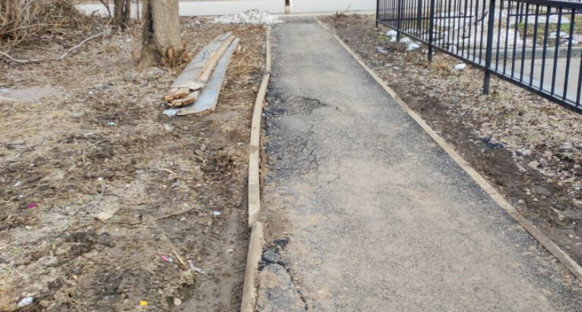 Тротуар за музыкальной школой на улице Кирова в Глазове прожил одну календарную зиму