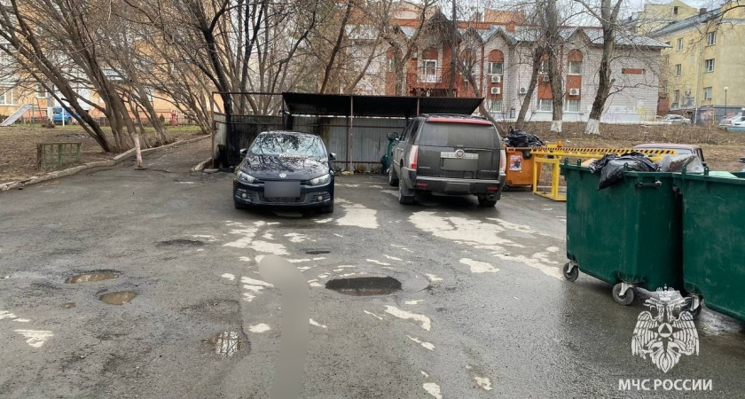 В Ижевске чуть не сгорел «Фольксваген», припаркованный у мусорной контейнерной площадки