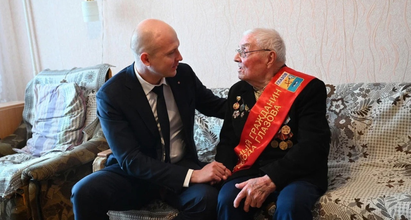 Глазовским ветеранам начали вручать знаки почетных граждан города