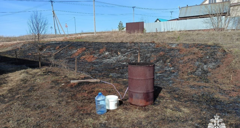 70-летняя женщина в Удмуртии во время уборки на участке чуть не осталась без дома из-за пожара